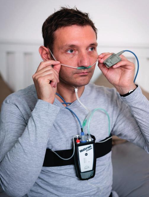B Was ist CPAP-Therapie? ei der CPAP-Therapie erzeugt ein Beatmungsgerät einen kontinuierlichen Luftstrom, der über einen Schlauch und eine Beatmungsmaske zur Nase des Patienten geführt wird.