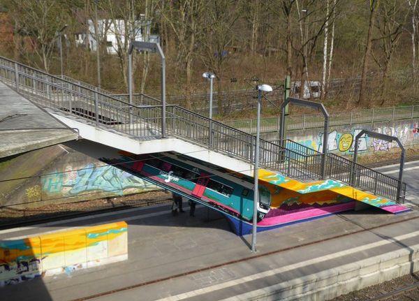 Ähnlich ist die Wirkung der umfangreichen Kritzeleien an der Überführung in Bremen-Mahndorf, an der provisorischen Fußgängerbrücke in Bremen-Oberneuland und an den Bahnhofsgebäuden in Bremen-Vegesack.