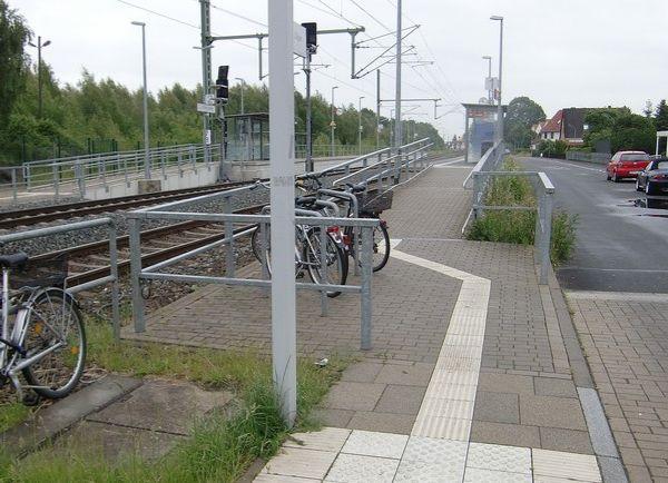 Abbildung 4: Die Zugänge zu den Bahnsteigen des Bahnhofs Bremen Turnerstraße sind über Rampen auf kurzem Weg barrierefrei vom Fußweg aus erreichbar.