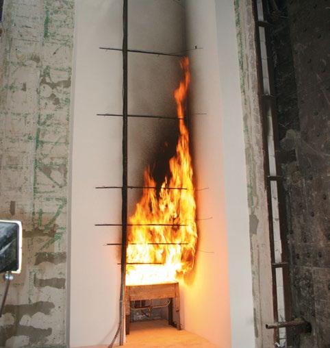 WDVS und BRANDSCHUTZ B 3 Fassadenprüfstand nach E DIN 4102-20 Brandszenario: - modellhafte Simulation einer Brandbeanspruchung durch Flammen, die nach dem flash-over in einem angrenzenden Raum in der