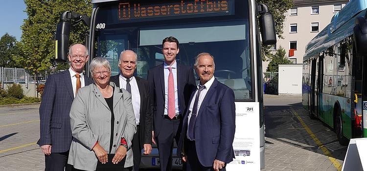 Brennstoffzellenbusse Die H2BZ-Initiative unterstützt das Projekt H2Bus Rhein-Main von ESWE (Wiesbaden), MVG (Mainz) sowie IVB und traffiq (Frankfurt) zur Beschaffung von insgesamt 11 BZ-Bussen