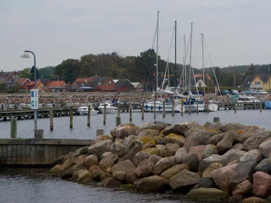 Um 16:50 legen wir in Spodsberg auf Langeland an. Spodsberg ist ein kleiner Ort und Fischerhafen. Es ist auch ein Zentrum für Sportfischer. Daneben gibt es auch noch einen Fährhafen.