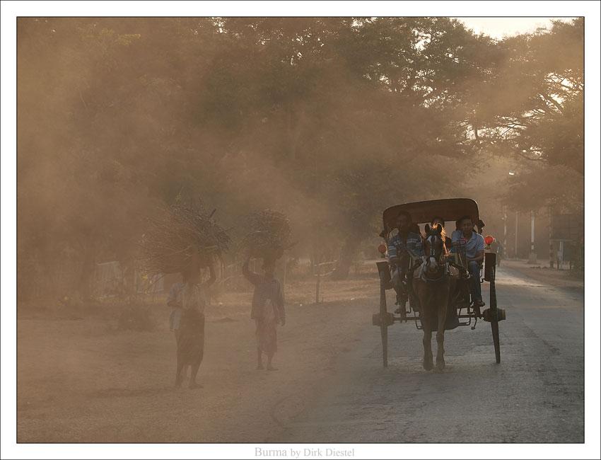 Bild der Woche Ein Blick über die Landesgrenzen Taiwans nach Myanmar/Burma: Nicht ausschließliches, aber durchaus gängiges Transportmittel im ÖPNV (Öffentlicher Personen Nahverkehr) sind