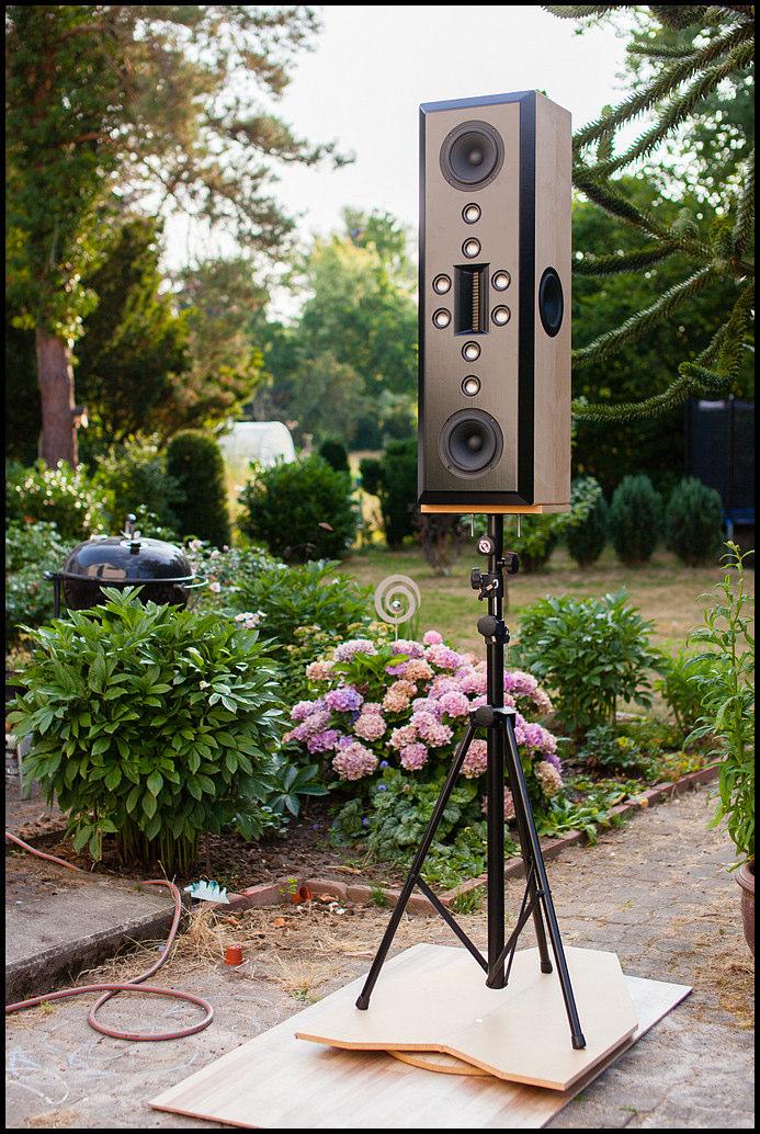 Messungen Um den Lautsprecher in einer möglichst reflexionsfreien Umgebung zu messen, wurde er im Garten auf ein Stativ gestellt. Die erste Reflexion vom Boden trifft ca.