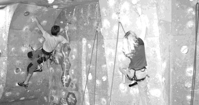 Indoor Kletteranlage in der FH Esslingen ( Peter Di Carlo Wand ) Technische Daten: Kletterfläche: ca. 120 qm Boulderbereich: ca. 30 qm Wandhöhe: 3,30 8,30 m Wandbreite: 17,20 m Max. Klettertour ca.