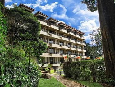 Orient Hotel, Bandarawela Inmitten von Wäldern, Teeplantagen und Wasserfällen liegt das Orient Hotel im kleinen Ort Bandarawela.