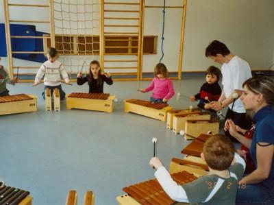 Unterrichtsangebote (2) Musikalische Früherziehung (für 4- bis 6-jährige Kinder) Die Kinder erleben: MUSIK MACHT SPASS!