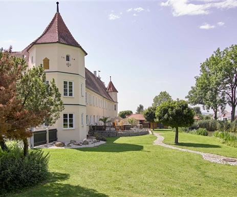 Der ehemalige Herrschaftssitz des Johanniterordens eine dreiflügelige Schlossanlage im Nördlinger Ries begeistert mit seinem prächtigen