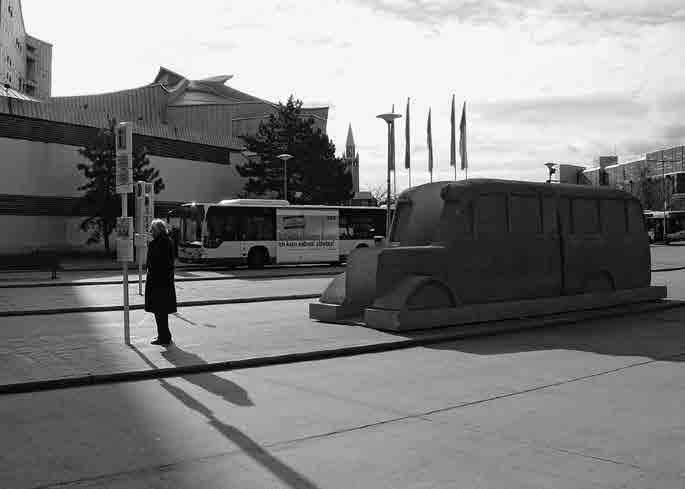 Das Denkmal der Grauen Busse vor der Philharmonie, 2008. Foto: Stefanie Endlich lassen auf einer Kunstausstellung vor dem Martin-Gropius-Bau gezeigt und zum Kauf angeboten.
