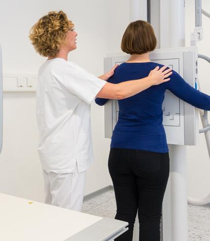 Säulenstativ mit Röntgenstrahler Höhenverstellbarer Patiententisch, der für Patienten auch mit hohem Gewicht geeignet ist Im