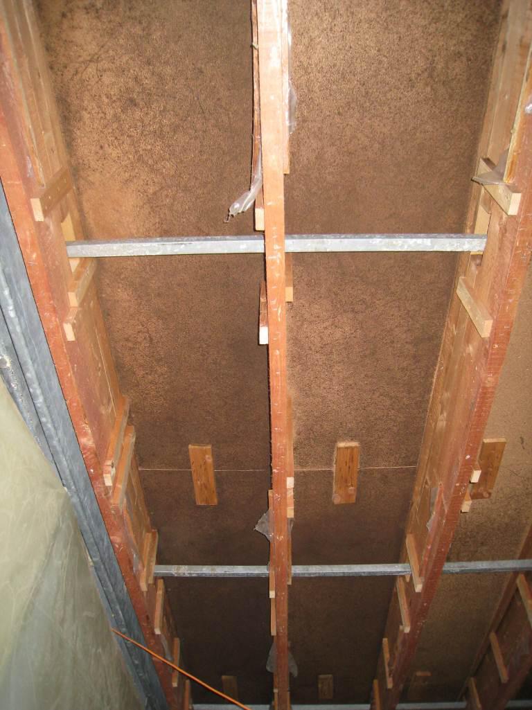 Abbildung 23: Unterseite des Dachaufbaus bestehend aus Spanplatten mit den sichtbaren Verfärbungen Im Flur und in Raum F002 wurden ebenfalls die Deckenplatten entfernt.