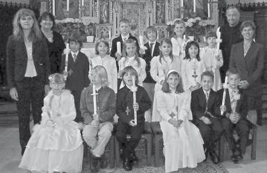Reinhold, den Lehrern und den Eltern empfingen zu Christi Himmelfahrt die neun Kinder der zweiten Klasse ihre Erstkommunion.