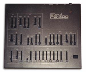 Kaum Knöppe zum anfassen : Abhilfe schaffte der separat zu erwerbende Controller PG-800: Wer nicht im Besitz eines solchen PG-800 ist kann mit dem Programm MKS-50v den Synthesizer per Maus und/oder