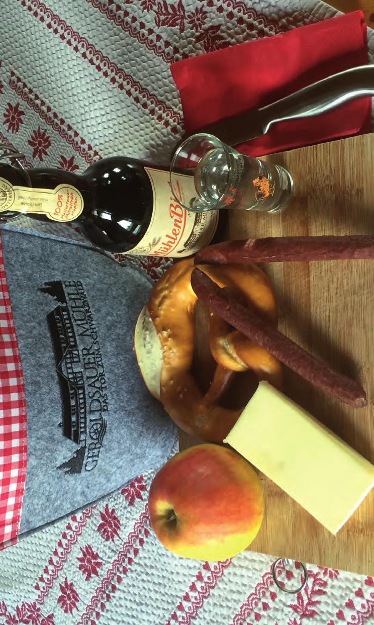 Schwarzwälder Wegzehrung: Ein Alpirsbacher Mühlenbier, eine frische Brezel mit einem Paar Highlander Knacker von unseren Rindern, ein Stück Butterkäse und einen Apfel.