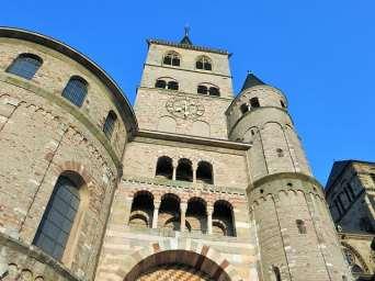 Eckdaten Bistum Trier Gesamtfläche des Bistums: Bevölkerung: Katholiken: Dekanate: 32 Pfarrstellen: 887 12.870 km² 2,4 Mio. 1,38 Mio.