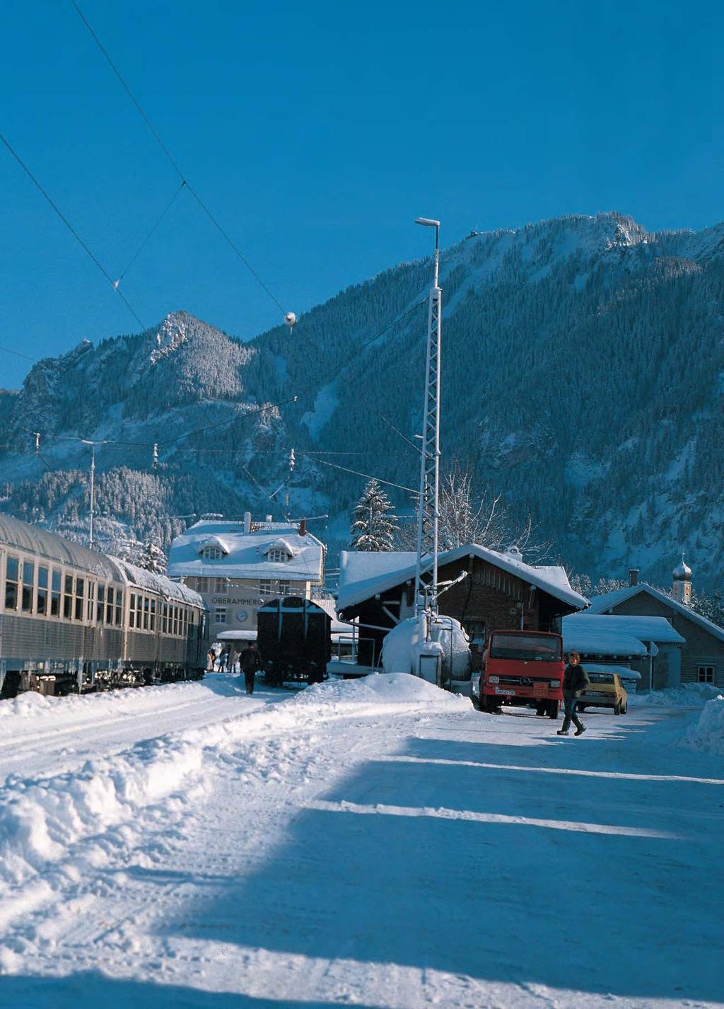 DIE KLEINE IM SCHNEE Auch im letzten planmäßigen Winter 1980/81 auf der langjährigen Stammstrecke Murnau Oberammergau vermittelte der E 69-Einsatz eine heile