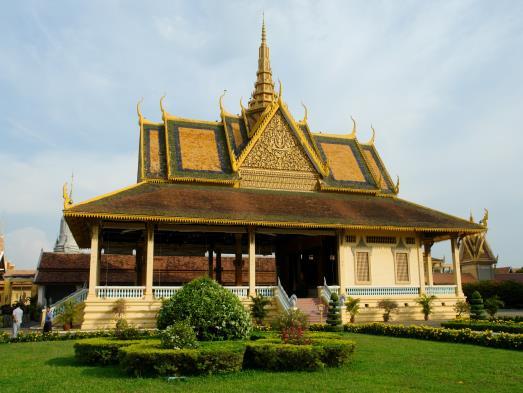 Charme der Alten Welt. Das Hotel zeigt in seiner Architektur aus den 1920er Jahren Elemente der Khmer, des Art déco und der französischen Kolonialkultur.