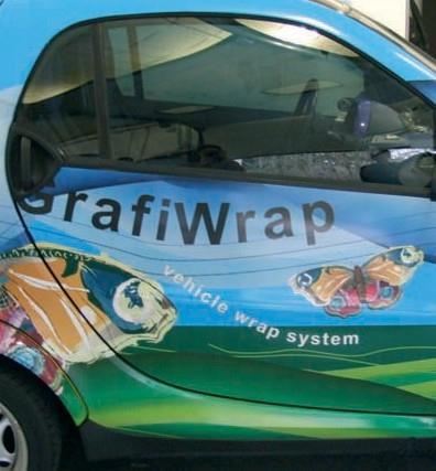 2. Gegoten Print Films High Level Wrapping 1 WAS IST GRAFIWRAP? GrafiWrap ist eine Folienkombination von gegossenen Folien, die zur vollständigen Verklebung eines Fahrzeuges eingesetzt wird.