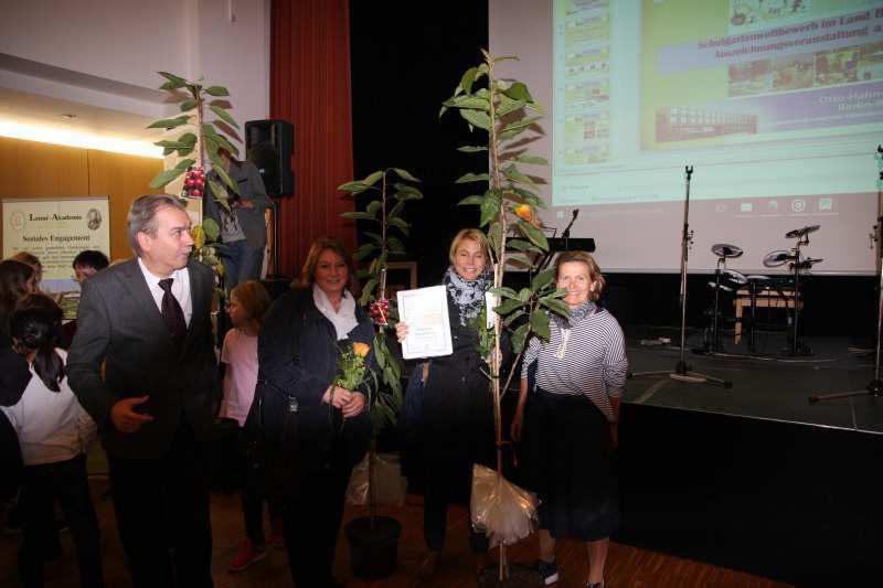 So sehen Sieger aus: Vertreter der Waldgrundschule, Gewinner eines Sonderpreises Frau Staatssekretärin Sabine Toepfer-Kataw und