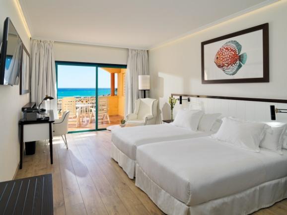 Diese Zimmer befinden sich in den oberen Hoteletagen und bieten einen Balkon oder eine Terrasse mit eindrucksvollem Meerblick.
