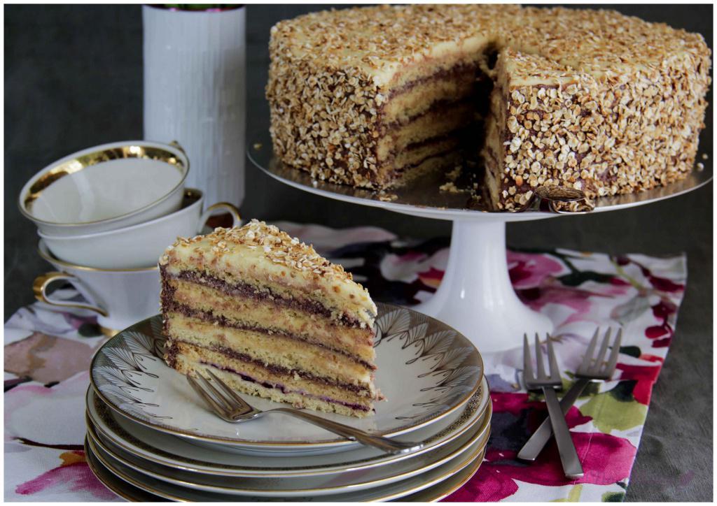 Ein Rezept aus guten alten Zeiten: Sieben-Boeden-Torte Letzt es Jahr lernte ich bei unserem Firmenbetriebsausflug Tischler Karsten kennen.