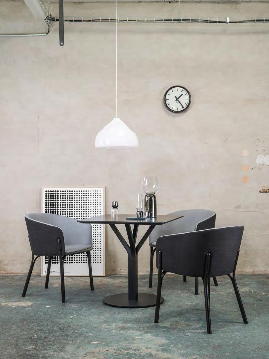 Split Ein minimalistisch gestalteter Sessel, passend zum Esstisch, in Wohnräume oder als Raumsolitär.
