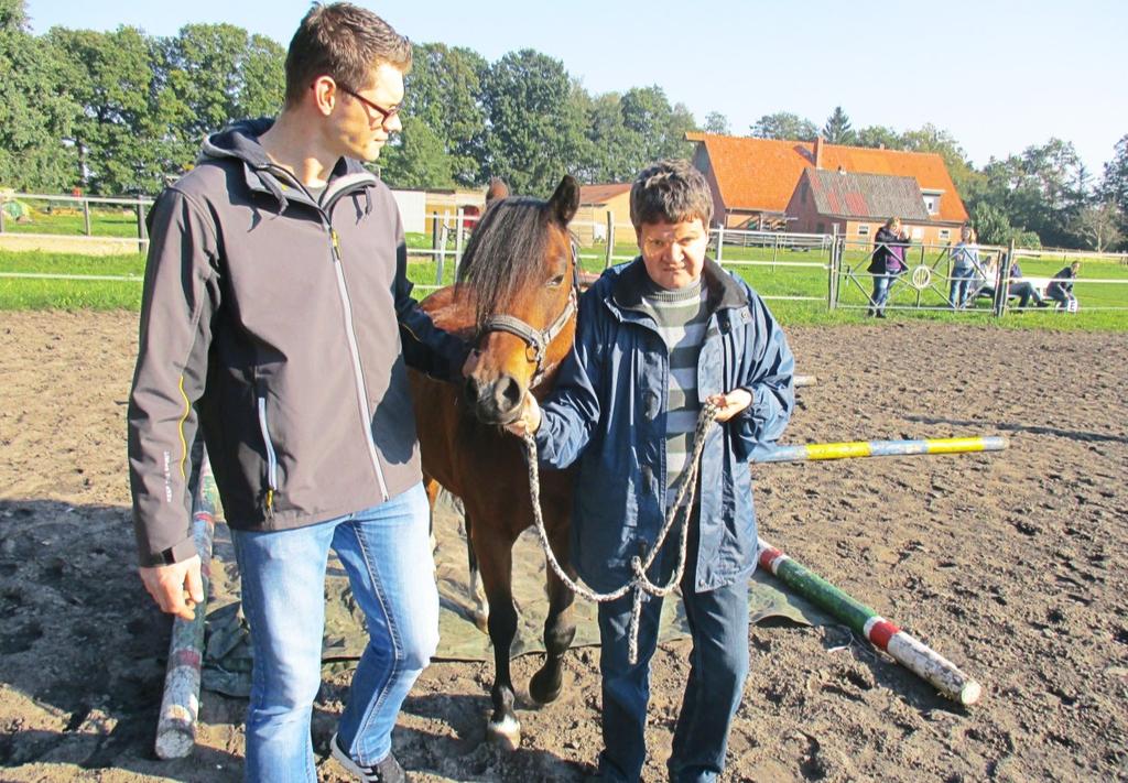 22. Reit-Therapie Wer Pferde mag ist hier herzlich willkommen. Hier lernen Sie wie man mit Pferden umgeht.