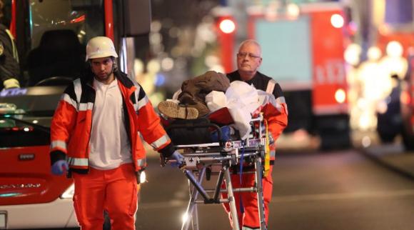 (Rettungskräfte transportieren einen Verletzten vom Breitscheidplatz ab. 6 ) 5 http://www.bz-berlin.