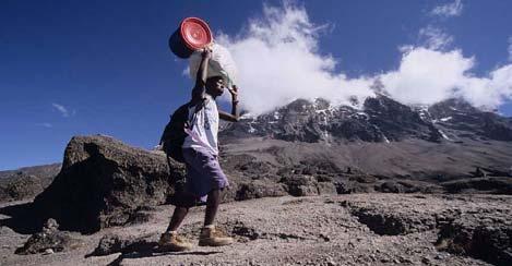Der Lagerplatz liegt in einem Tal unterhalb der Westabbrüche des Kilimanjaro und bietet wunderschöne Fotomotive. 810m 750m ca.