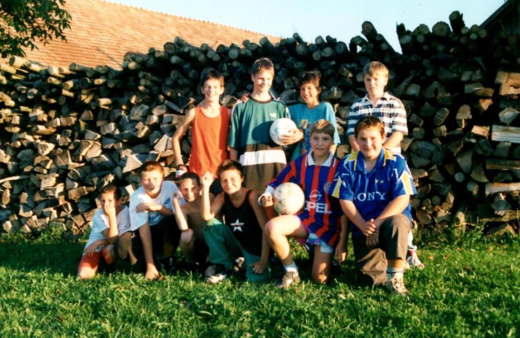 Ein paar kleine Jungs aus Alkoven und Umgebung spielten schon zu Jugendzeiten gemeinsam Fußball, man träumte oft von einem eigenen offiziellen Verein, doch wir waren noch zu jung!