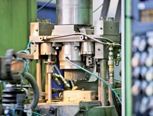 Zu Beginn des Herstellungsprozesses werden Mischungen aus Metallpulver mit einem komplexen Werkzeug verpresst. Der entstandene Pressling wird bei einer Temperatur von bis zu 1350 C gesintert.
