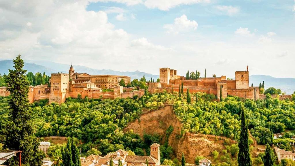 Alhambra, Granada DAS REISEPROGRAM M 1. TAG / M I., 14. M ÄRZ 2018 AN REISE Nach individueller Anreise zum Flughafen Frankfurt starten wir heute gemeinsam unsere Reise nach Andalusien.