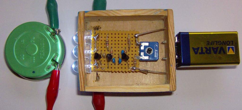 - 15 Bild 14: Das Stroboskop mit Batterie und Hörer von oben gesehen.