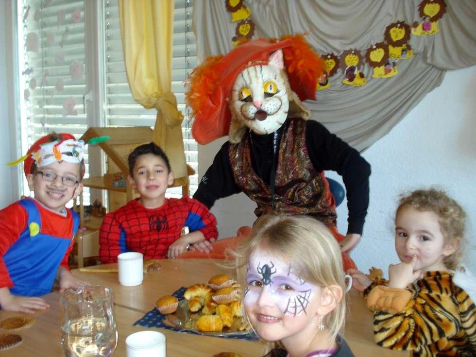 Kindergarten Luise Scheppler Verkleidungsfest Das ganze Jahr über verkleiden sich die Kinder gerne und spielen im Rollenspiel Erlebtes nach.