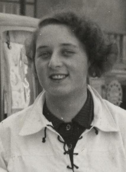 Inge Obermeier, später verh. Wolff wurde am 14. März 1920 in Hannover geboren. Sie verbrachte ihre Kindheit und Jugend in Herford.