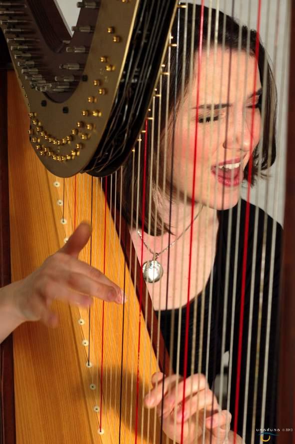 JOHANNA SINGLE Johanna Single studierte von 2008-2014 Harfe in den Profilen Solo, Orchester, Instrumentalpädagogik und Elementare Musikpädagogik an der Hochschule für Musik und Tanz Köln.