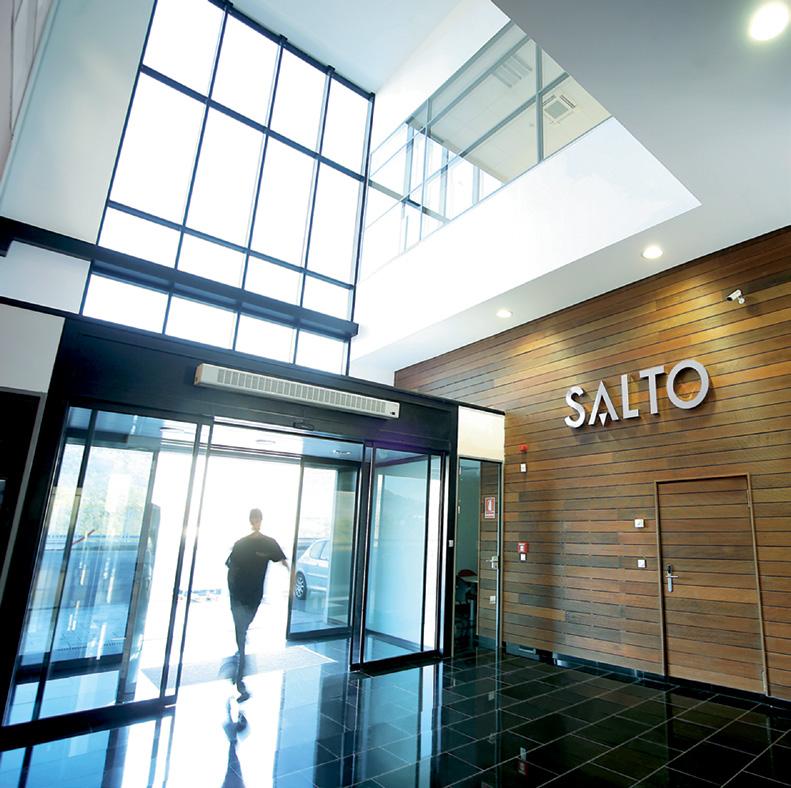 SALTO SYSTEMS IMMER EINEN SCHRITT VORAUS SALTO ist ein weltweit führender Hersteller von elektronischen Zutrittslösungen je nach Anforderung online, offline oder funkvernetzt sowie Cloud-basiert und