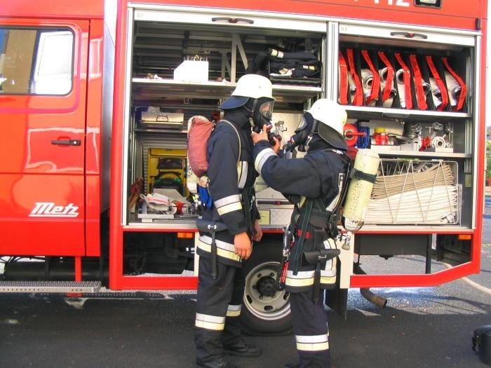 Tätigkeiten an der Einsatzstelle Meldungen und Tätigkeiten: Atemschutztrupp An der Rauchgrenze: Trupp geht zur Brandbekämpfung ins 1. OG vor.