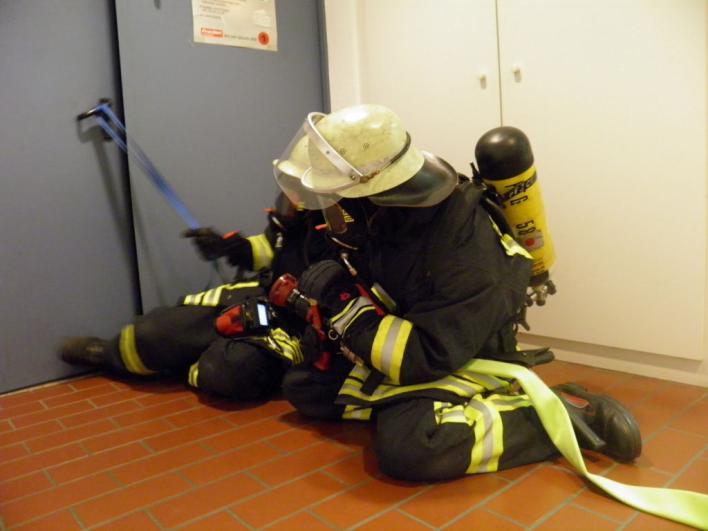 Tätigkeiten an der Einsatzstelle Meldungen und Tätigkeiten: Atemschutztrupp Beim Erreichen des Schadraumes: Auftragsort erreicht.