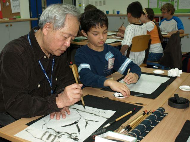 Chinesische Kunst in der Grundschule Kalligraphie (eingereicht von Kathrin Diestel) Professor Zheng verbrachte seinen 70.