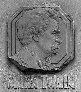 An Mark Twain wird in diesem Jahr erinnert, weil er 1910, also vor 100 Jahren, gestorben ist. Er wurde am 30.11.1835 als Samuel Langhorn Clemens in Missouri geboren.
