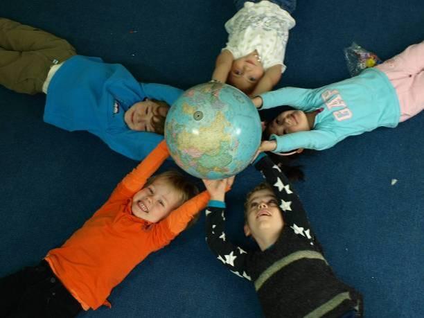 Kindergarten Weltreiseprojekt : Wir lernen die fünf Kontinente kennen von Larissa Kendzia Wir Kinder von nah, wir Kinder von fern, wir spielen
