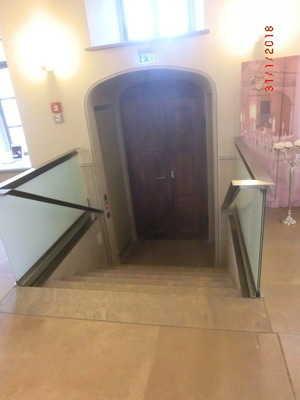 Burghof Eingangstür Tür Lichte Breite des Durchgangs: 92 cm Art der Tür / des Durchgangs: Einflügel Die Tür wird mit eigenem
