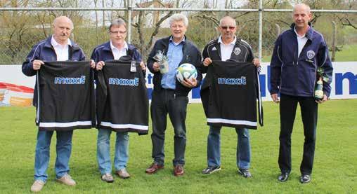 Fußballer in neuem Outfit Verantwortliche des SSV Kasendorf halten drei Jacken der neuen Repräsentationsanzüge mit dem Maxit-Emblem in den Händen.