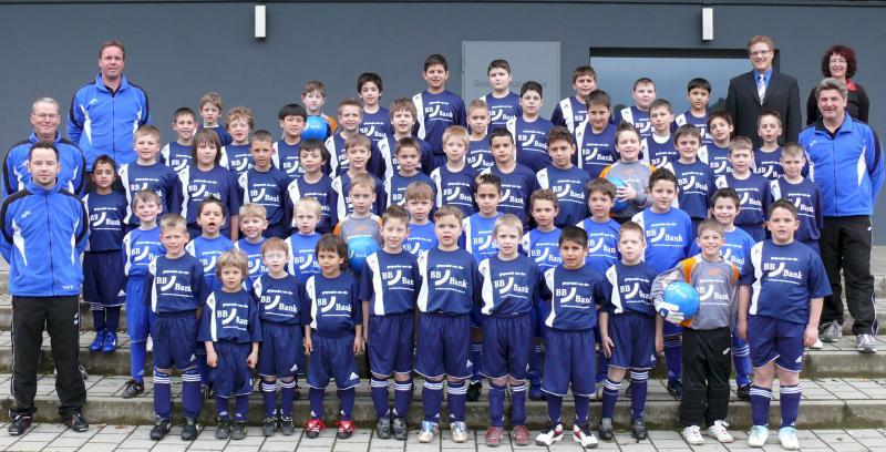 VfB JUGENDABTEILUNG BB Bank übergibt neue Trikots Das Bild zeigt Kinder der F-, E- und D-Junioren mit ihren Trainern.