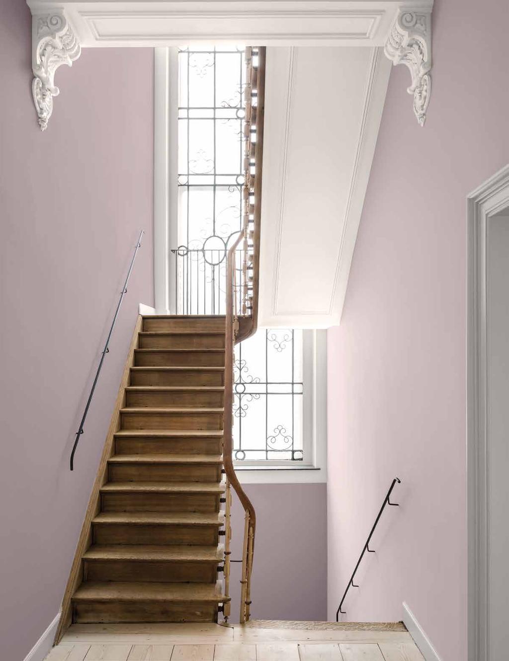 Die jeweiligen Lichtverhältnisse tragen dazu bei, die Farbe einer Wand zusätzlich hervorzuheben so zu sehen in diesem lichtdurchfluteten Treppenhaus.