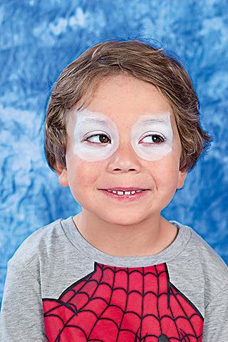 Tipp: Dem Kind wird es möglicherweise unangenehm sein, wenn du mit dem Schwamm unter seinem Auge