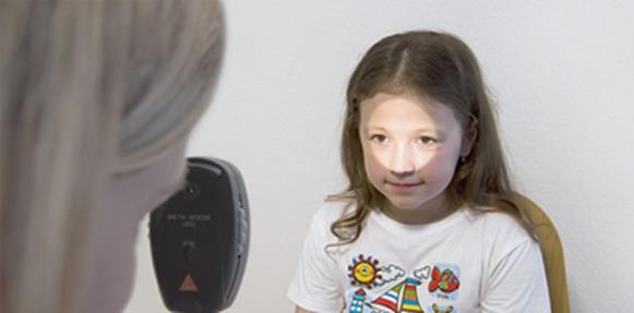 Brückner-Test Untersuchung der Test wird im leicht abgedunkelten Raum durchgeführt mit dem Ophthalmoskop werden gleichzeitig beide Augen des Patienten beleuchtet je nach Abstand erweist