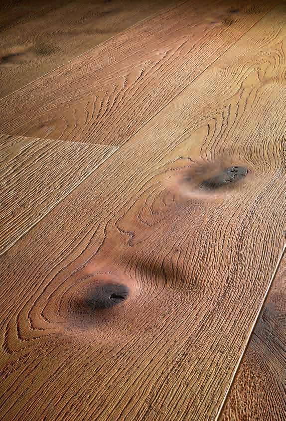 Risseiche Holz arbeitet fortwährend und so entstehen bei Dielen Spannungsrisse.