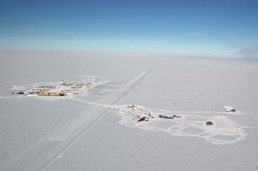 Abbildung 7: Blick über den Südpol. Die Südpol-Station links, rechts IceCube-Gebäude und -Geräte sowie ein Radioteleskop.